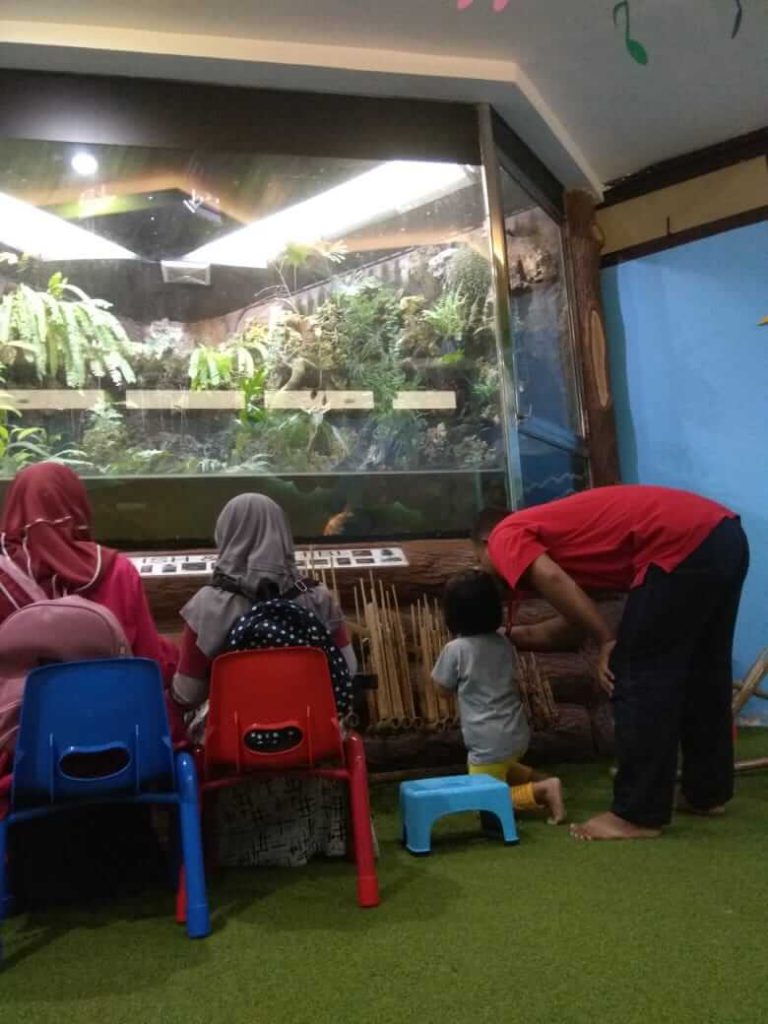 di dalam ruang musik Grhatama Pustaka Yogyakarta