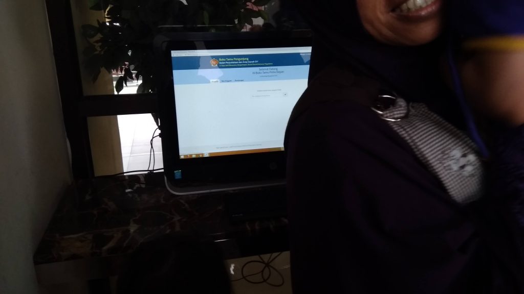 komputer untuk mengisi data pengunjung di Grhatama Pustaka Yogyakarta