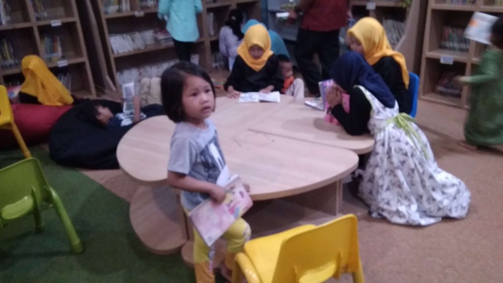 berada di ruang koleksi buku anak