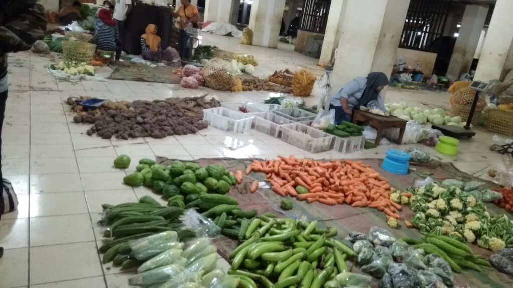 pedagang sayur di pasar prambanan baru